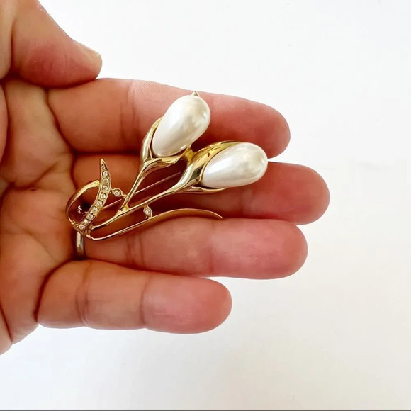 Vintage Costume Brooch‎ Double Pearl Lily Rhinestones Goldtone Pin Floral 80s - Picture 5 of 6